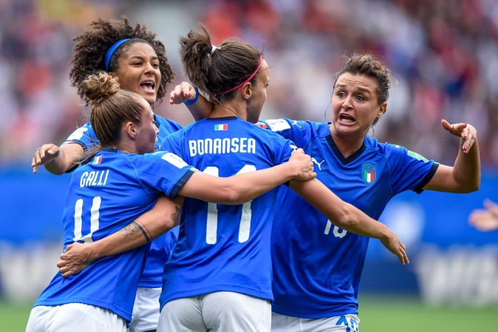 Le calciatrici italiane potranno diventare professioniste
