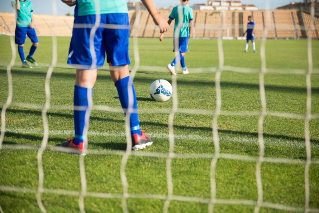 Ragazzi che giocano a calcio