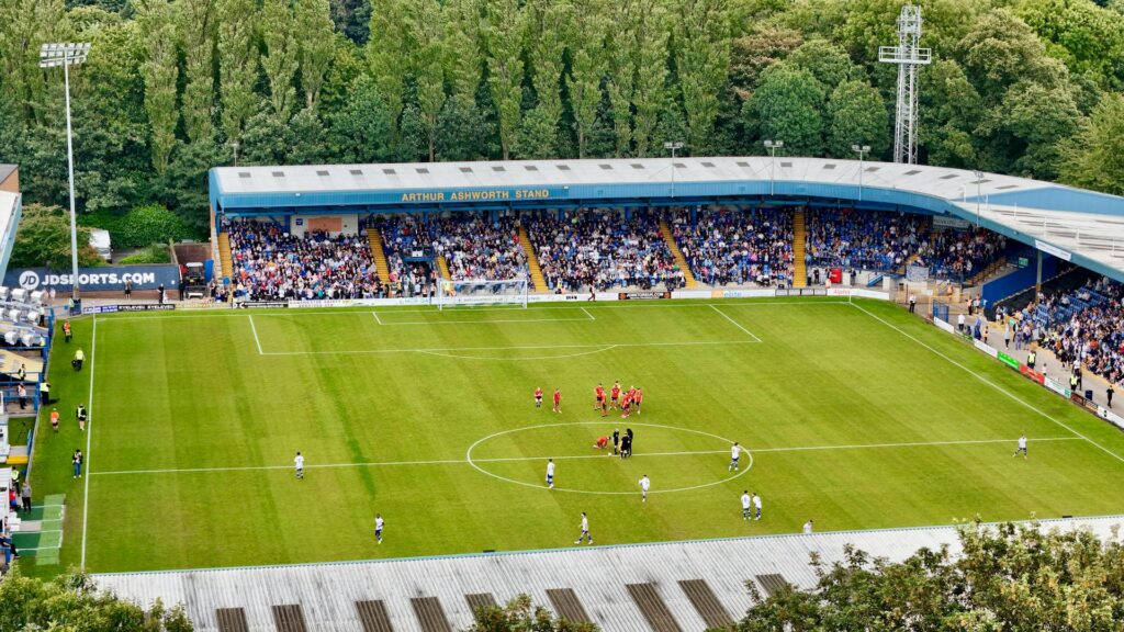 Partita di calcio in uno stadio visto dall'alto