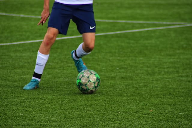 Calciatore con il pallone tra i piedi