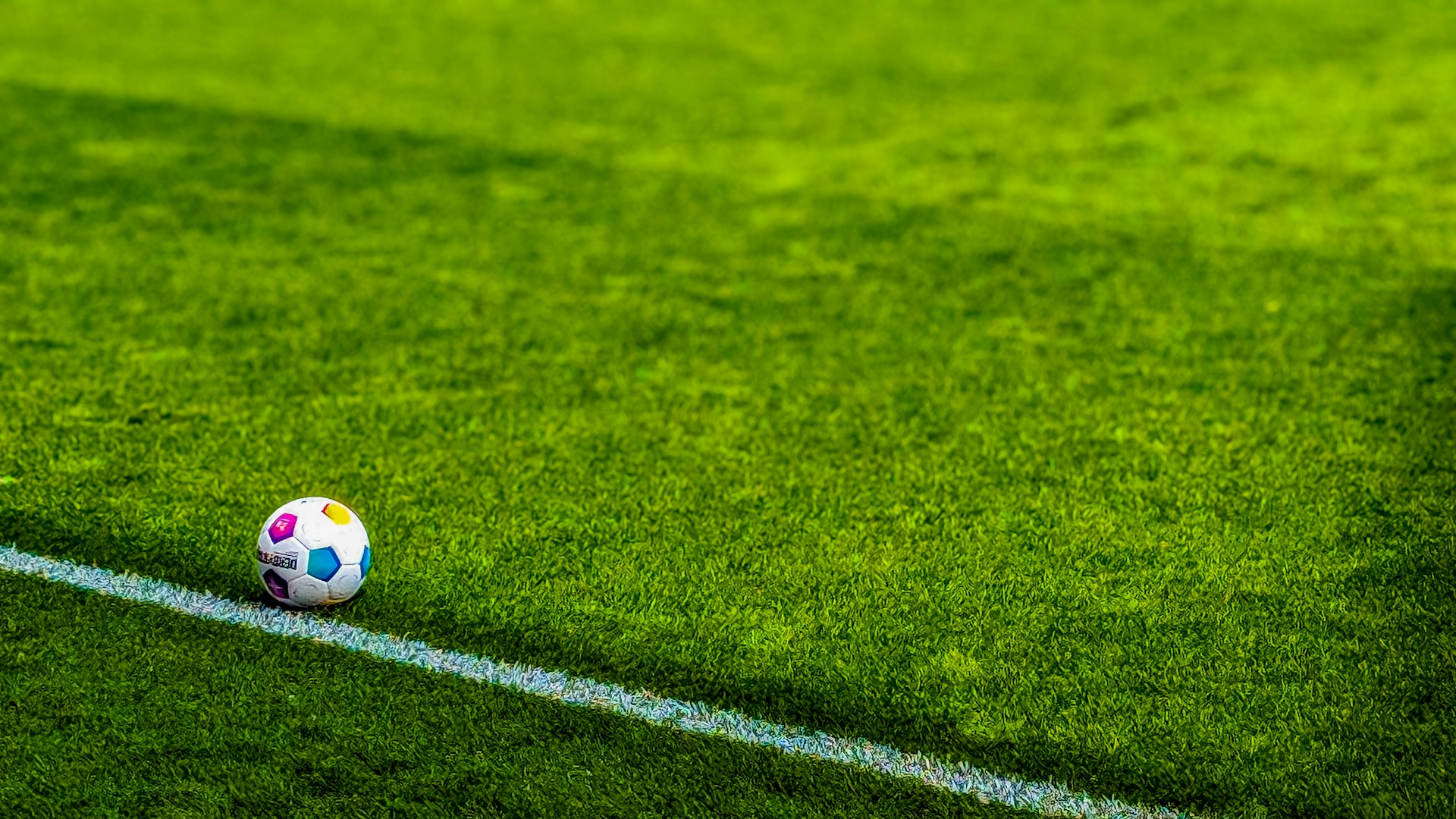 Pallone in un campo di calcio